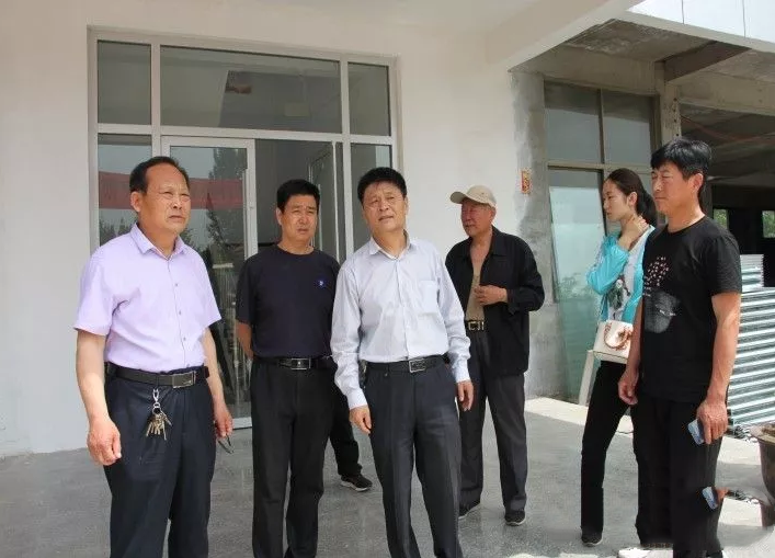 中國(guó)現(xiàn)代書畫家協(xié)會(huì)趙會(huì)長(zhǎng)來鄒城墨香源書畫學(xué)校檢查指導(dǎo)工作