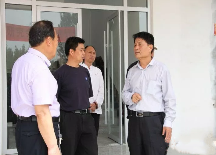 中國(guó)現(xiàn)代書畫家協(xié)會(huì)趙會(huì)長(zhǎng)來鄒城墨香源書畫學(xué)校檢查指導(dǎo)工作