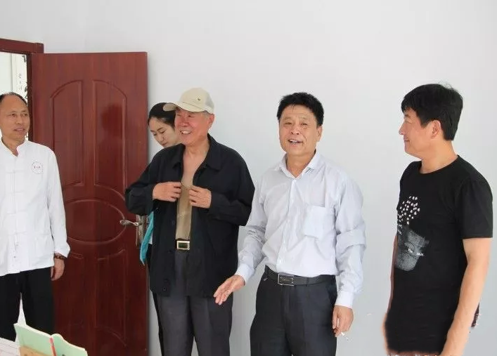 中國(guó)現(xiàn)代書畫家協(xié)會(huì)趙會(huì)長(zhǎng)來鄒城墨香源書畫學(xué)校檢查指導(dǎo)工作