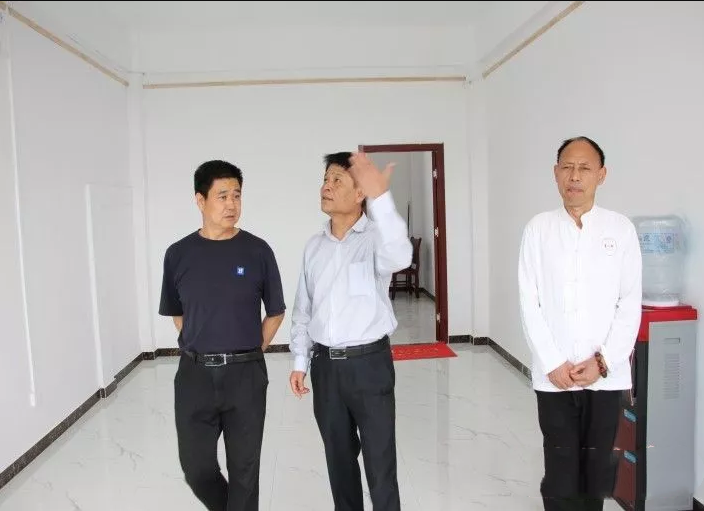 中國(guó)現(xiàn)代書畫家協(xié)會(huì)趙會(huì)長(zhǎng)來鄒城墨香源書畫學(xué)校檢查指導(dǎo)工作