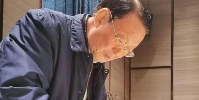 軍旅書法家王成志為毛澤東詩(shī)詞進(jìn)校園研討宣傳活動(dòng)贈(zèng)送書法作品