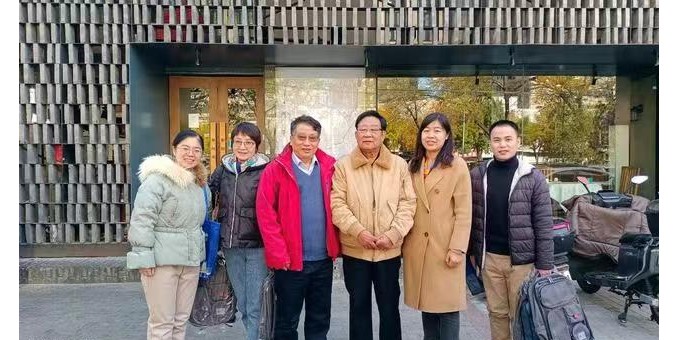 前輩豐功光史冊(cè)   后昆佳績(jī)譜新篇