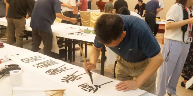 書畫名家來圣地  欣然潑墨筆難停