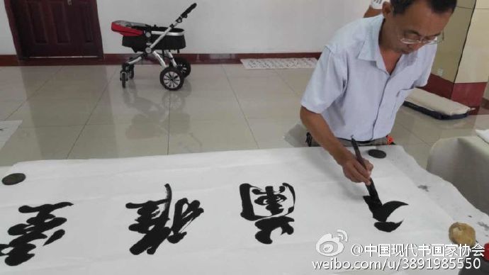 中國現(xiàn)代書畫家協(xié)會會長趙樹樸攜同著名書畫家應(yīng)邀青陽寶泰公司