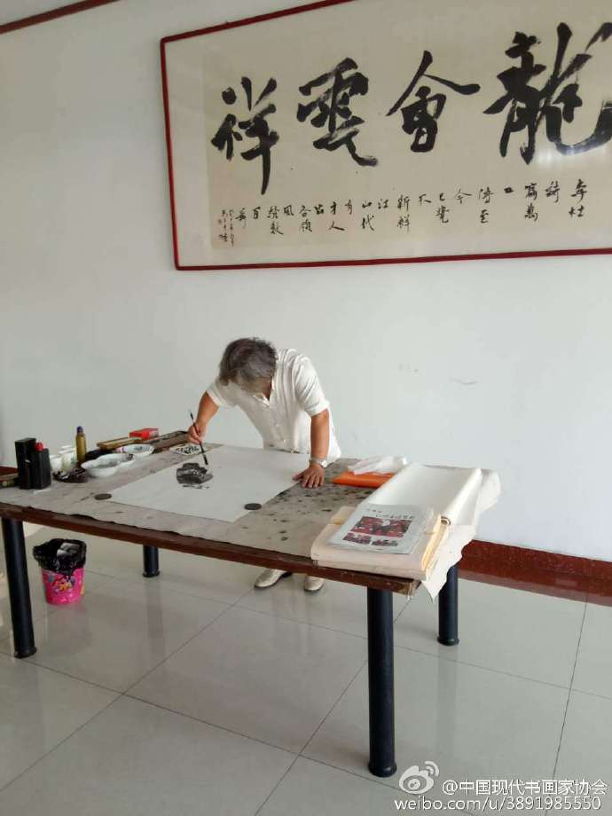 中國現(xiàn)代書畫家協(xié)會會長趙樹樸攜同著名書畫家應(yīng)邀青陽寶泰公司