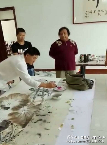 中國現(xiàn)代書畫家協(xié)會會長趙樹樸攜同著名書畫家應(yīng)邀青陽寶泰公司