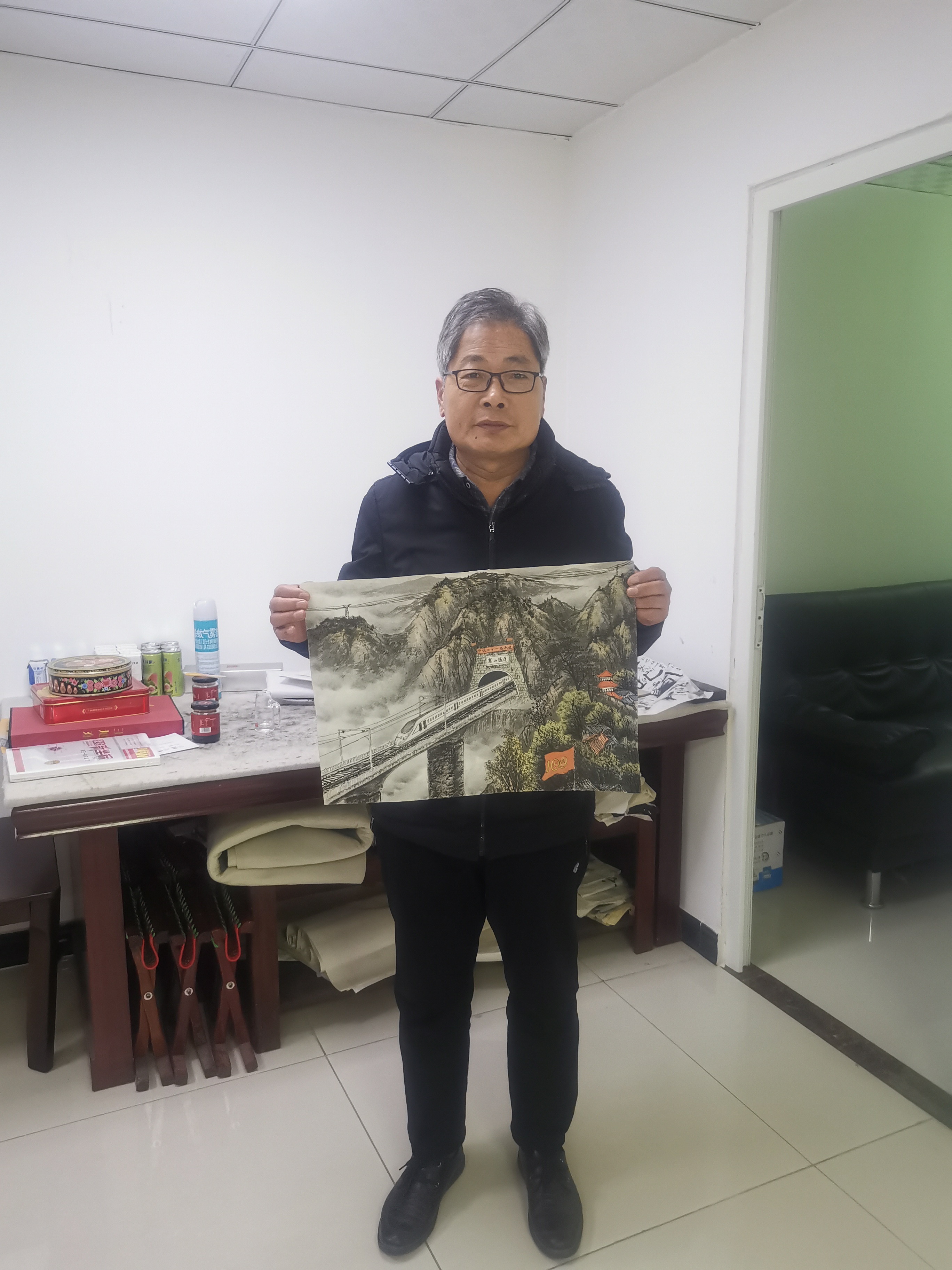 中國現(xiàn)代書畫家協(xié)會李道鄉(xiāng)老師應(yīng)邀參加中鐵十二局書畫展