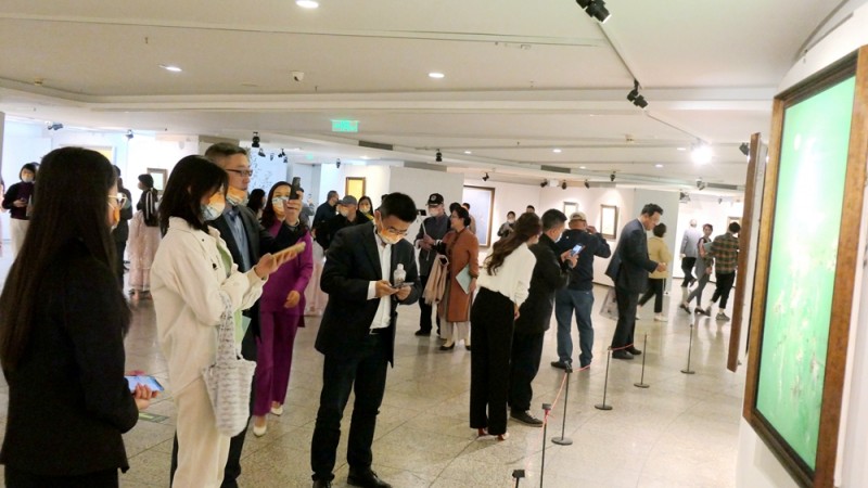 點(diǎn)擊打開原圖 《蓮開盛世》王國平禪境油畫展5月1日在中華世紀(jì)壇開幕