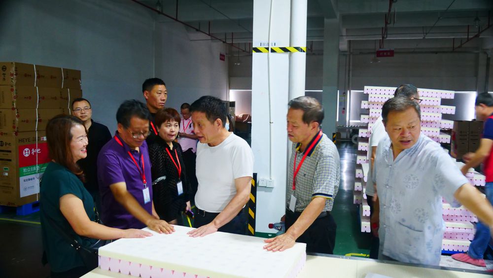 “品讀孝鄉(xiāng) 放歌和也”藝術之旅·第12屆中國作家新創(chuàng)作論壇在安吉舉行 “品讀孝鄉(xiāng) 放歌和也”藝術之旅·第12屆中國作家新創(chuàng)作論壇在安吉舉行