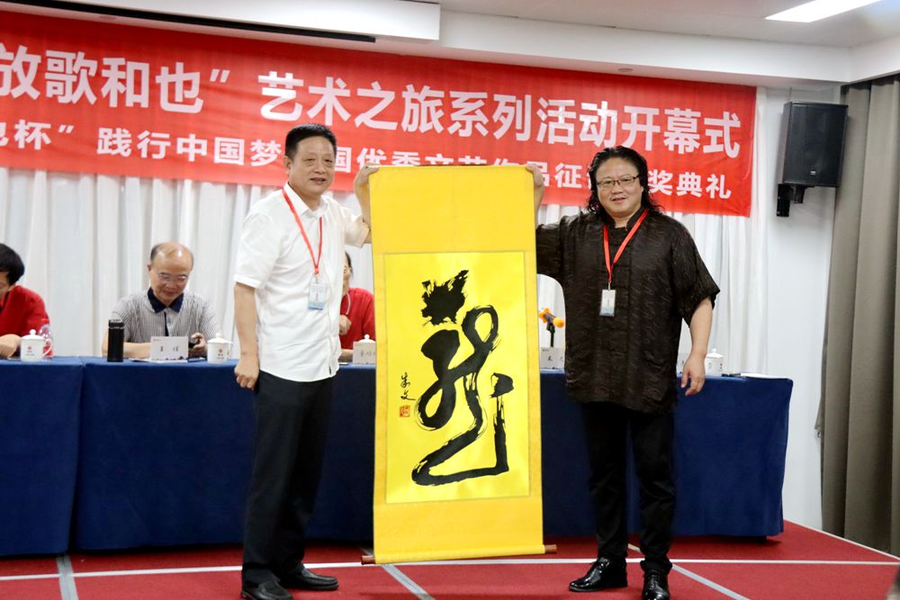 “品讀孝鄉(xiāng) 放歌和也”藝術之旅·第12屆中國作家新創(chuàng)作論壇在安吉舉行 “品讀孝鄉(xiāng) 放歌和也”藝術之旅·第12屆中國作家新創(chuàng)作論壇在安吉舉行